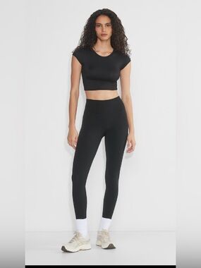 Like New - Aritzia Golden AirBUTTER™ Ready Cropped T-Shirt- Size Medium |
